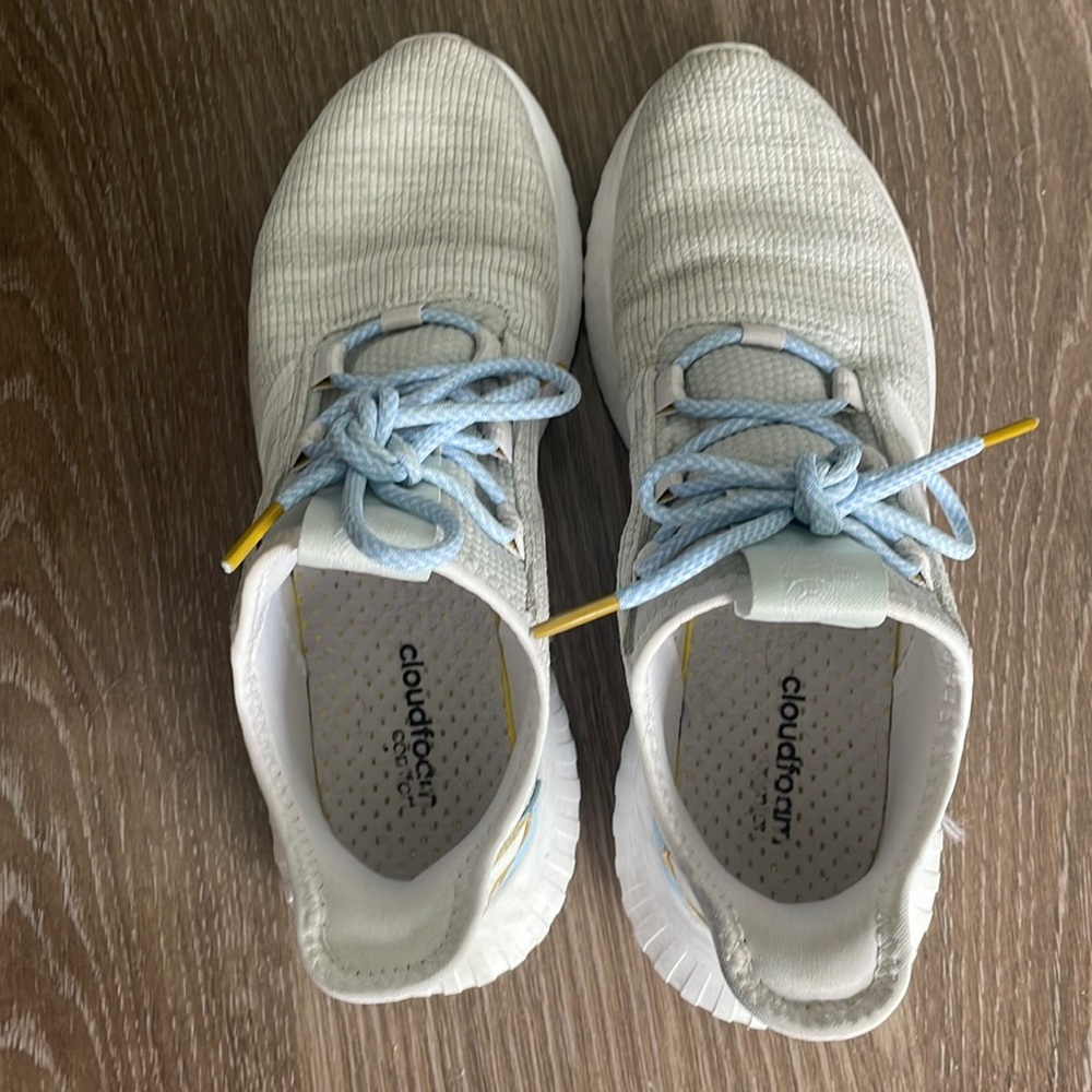 Kaptir Adidas sneakers extremely comfortable and like new!